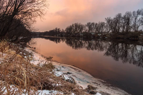 Sabah pembe tonlarda nehirde donmaya başlıyor. Kıyıdaki ağaçlar