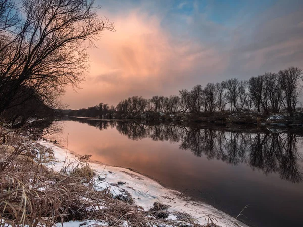 Sabah pembe tonlarda nehirde donmaya başlıyor. Kıyıdaki ağaçlar