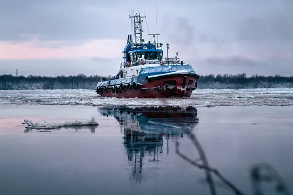 Tugboat Statek Rzece Wśród Lodu Nawigacja Północna Rosja Archangelsk — Zdjęcie stockowe