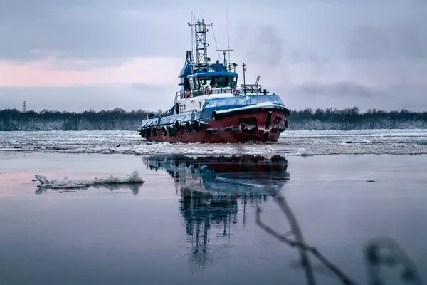 Nehirde buzların arasında römorkör gemisi var. Kuzey Navigasyon, Rusya, Arkhangelsk
