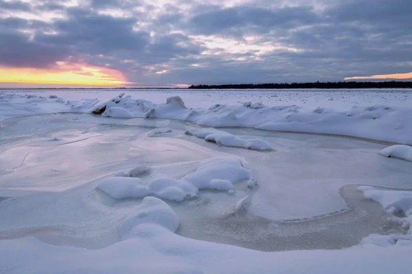 Piękny Zimowy Zachód Słońca Nad Zamarzniętą Rzeką Lód Odbiciami Zachodu — Zdjęcie stockowe
