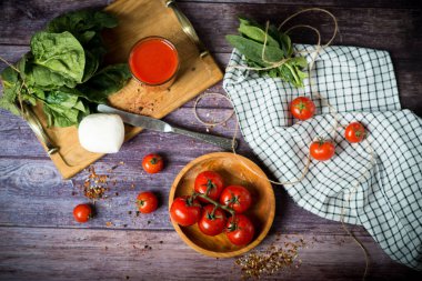 Mozzarella peynirli salata. Mozzarella soslu vişneli domates salatası