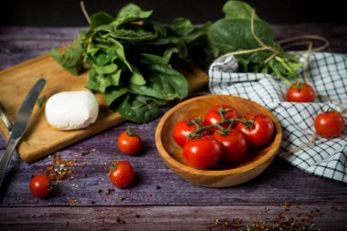 Mozzarella peynirli salata. Mozzarella soslu vişneli domates salatası