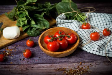 Mozzarella peynirli salata. Mozzarella soslu vişneli domates salatası