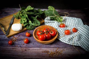 Mozzarella peynirli salata. Mozzarella soslu vişneli domates salatası