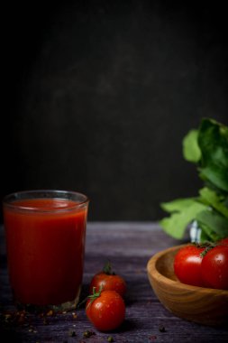 Siyah arka planda vişne ve domates suyu. Domatesli domates kokteyli.