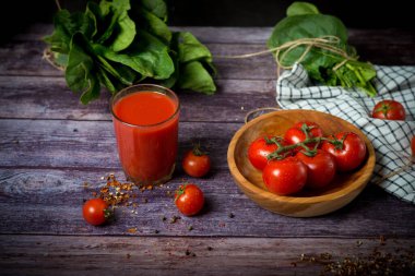 Siyah arka planda vişne ve domates suyu. Domatesli domates kokteyli.