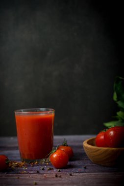 Siyah arka planda domates ve domates suyu.