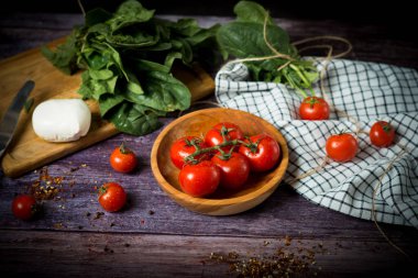 Şaşlık mozzarella topları, domates ve zeytin