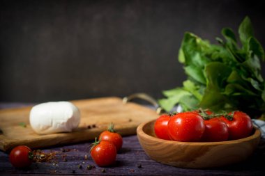 Şaşlık mozzarella topları, domates ve zeytin