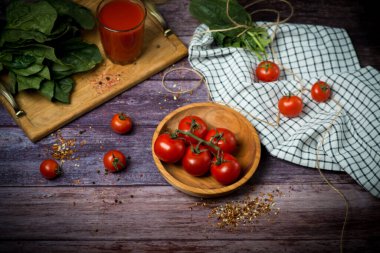 Siyah arka planda domates ve domates suyu..