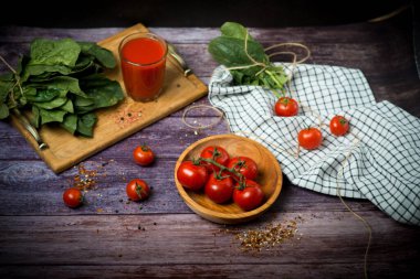 Ahşap bir arka planda soyut tasarım sebzeleri. Koyu ahşap arka planda domatesler