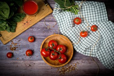 Ahşap bir arka planda soyut tasarım sebzeleri. Koyu ahşap arka planda domatesler