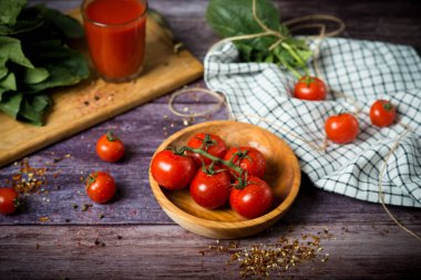 Ahşap bir arka planda soyut tasarım sebzeleri. Koyu ahşap arka planda domatesler
