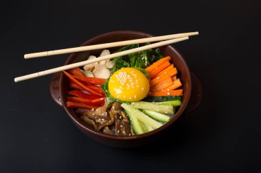 Geleneksel Kore yemeği. Bibimbap: Sebzeli pilav ve biftek. Bibimbap - geleneksel Kore yemeği pilav, sebze, sığır eti. Kopyalama alanı olan Panorama