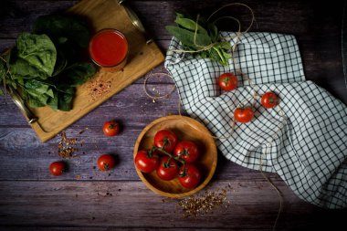 Kiraz domatesli domates suyu. Arka planda domatesli domates suyu.