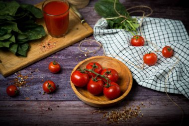 Siyah arka planda vişne ve domates suyu. Domatesli domates kokteyli. Bloody Mary.