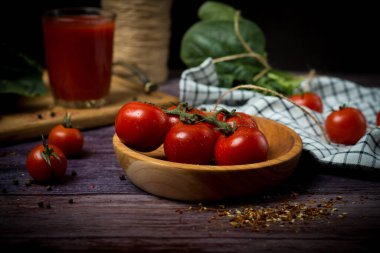 Siyah arka planda vişne ve domates suyu. Domatesli domates kokteyli. Bloody Mary.