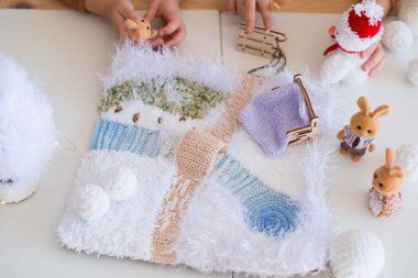 Kış oyunları evde oynanır. Çocuklar için oyuncaklar, kışın oyun evde çocuklar için gelişiyor. Örgü oyuncaklar.