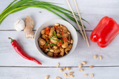 Çubuklu kung pao tavuğu. kung pao