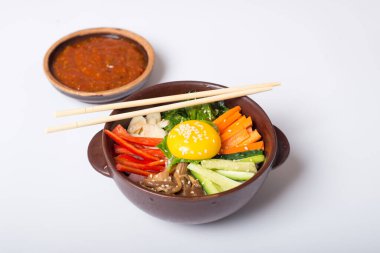 Korece pirinç çanağı Bibimbap. Genellikle sebze ve yumurta ile tepesinde sıcak beyaz pirinç bir kase olarak görev yaptı. Üstten görünüm
