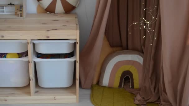 İskandinav tarzı iç mekan, İskandinav çocuk odası, kahverengi ve bej renkli rahat çocuk odası, tepe örtüsü. — Stok video