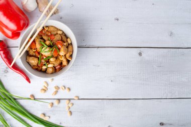 kung pao tavuğu yemek çubukları ile kase.