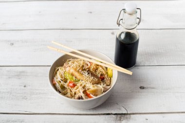 Tavuk parçaları ve sebzeli kızarmış pirinç eriştesi. Tavuk ve sebzeli erişte.