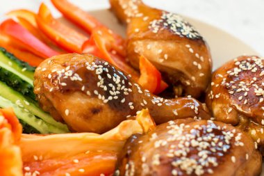 Izgara tavuk budu ve sebze. Teriyaki tavuğu. Sebzeli teriyaki tavuğu