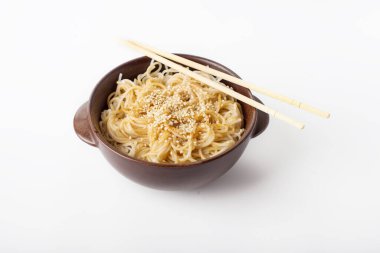 Beyaz arka planda izole edilmiş Asya pilavı.