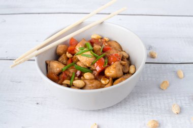 Baharatlı kung pao tavuklu pilav. Yukarıdan yatay görünüm