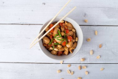 Baharatlı kung pao tavuklu pilav. Yukarıdan yatay görünüm