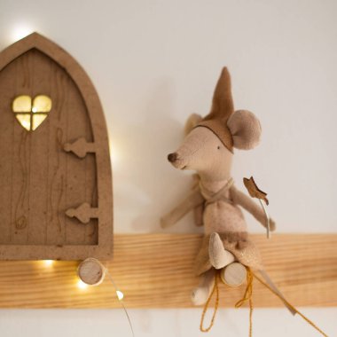 Diş perisinin kapısı ve girişte iki küçük diş.