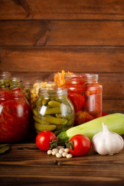 Grup açık konserve sebze yüksek bir açıdan vurdu. Çeşitli sebzeler havuç, Mısır, yeşil fasulye, bezelye ve karışık sebze.