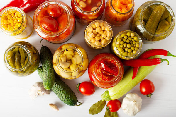 Консервированные овощи на белом фоне
