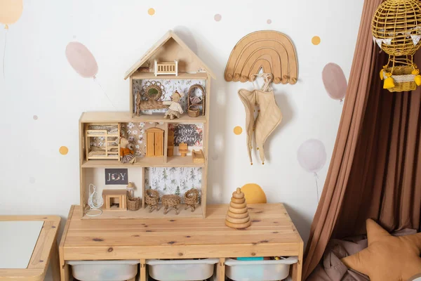 Klasický Dřevěný Domeček Pro Panenky Skandinávský Dětský Pokoj — Stock fotografie