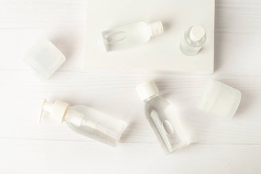 Beyaz arka planda şişedeki tonik. Beyaz arka planda, şişedeki Micellar Suyu. Beyaz masada şeffaf kozmetik şişeler