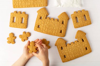 Noel hediyesi, kutuda zencefilli kurabiye evi. Tatil süslemeleri. Noel ağacı, at ve Noel Baba figürleri. Şenlik havası