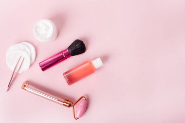 Yüz bakımı için kozmetik ürünleri, yüz için silindir masajı, kopyalama alanı