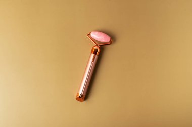 Elektrikli yüz masajcısı, cilt bakımı konsepti. Titreşimli yüz masajcısı