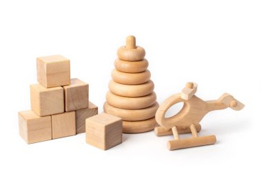 Beyaz arka planda izole edilmiş tahta oyuncaklar, küp, piramit, helikopter