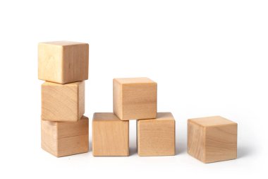 Beyaz arka planda izole edilmiş tahta oyuncaklar, küpler. Beyaz arkaplanda tahta blokları yığın