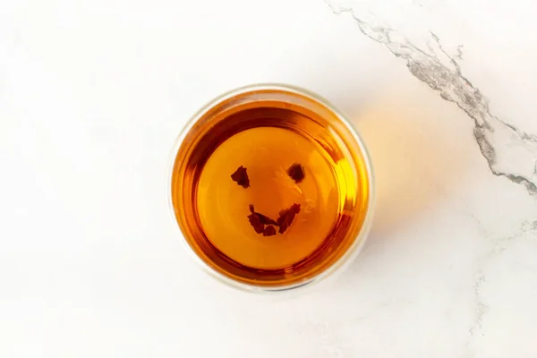 Tee Für Die Gesundheit Smiley Teeblätter Weißer Hintergrund — Stockfoto