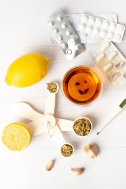 Öksürük şurubu. Çay ve ev muamelesi. Ballı sıcak içecek, Lemon.