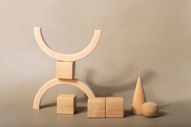 Bej arka planda tahta dikdörtgen şekiller. Soyut geometrik şekiller. Ürününüz için boş podyumlar. Minimalizm