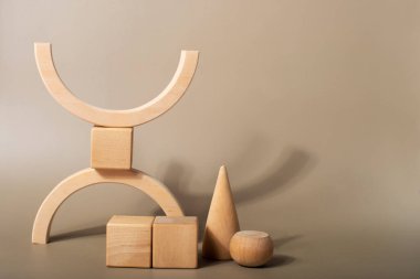 Ürün sunumu için, geometrik formlarla soyut arkaplan ve pastel renkli podyumlar. Kozmetik ürünleri göstermek için podyum ve kemer.