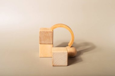 Ürün sunumu için, geometrik formlarla soyut arkaplan ve pastel renkli podyumlar. Kozmetik ürünleri göstermek için podyum ve kemer.