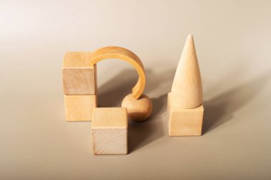 Ürün sunumu için, geometrik formlarla soyut arkaplan ve pastel renkli podyumlar. Kozmetik ürünleri göstermek için podyum ve kemer.