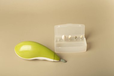 Manikür makinesi. Ojeyi çıkarmak için elektrikli makine. Kuaförde manikür. Manikür için tırnak bakım cihazları - aksesuarlar için başlık