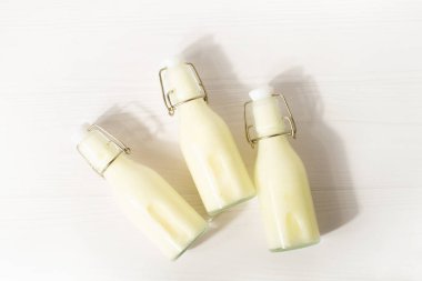 Beyaz üzerine izole edilmiş bir şişe süt. Sağlıklı yemek..